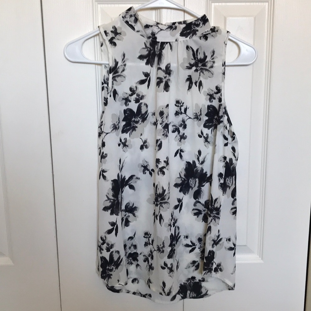 Sienna sky black and white floral pattern top